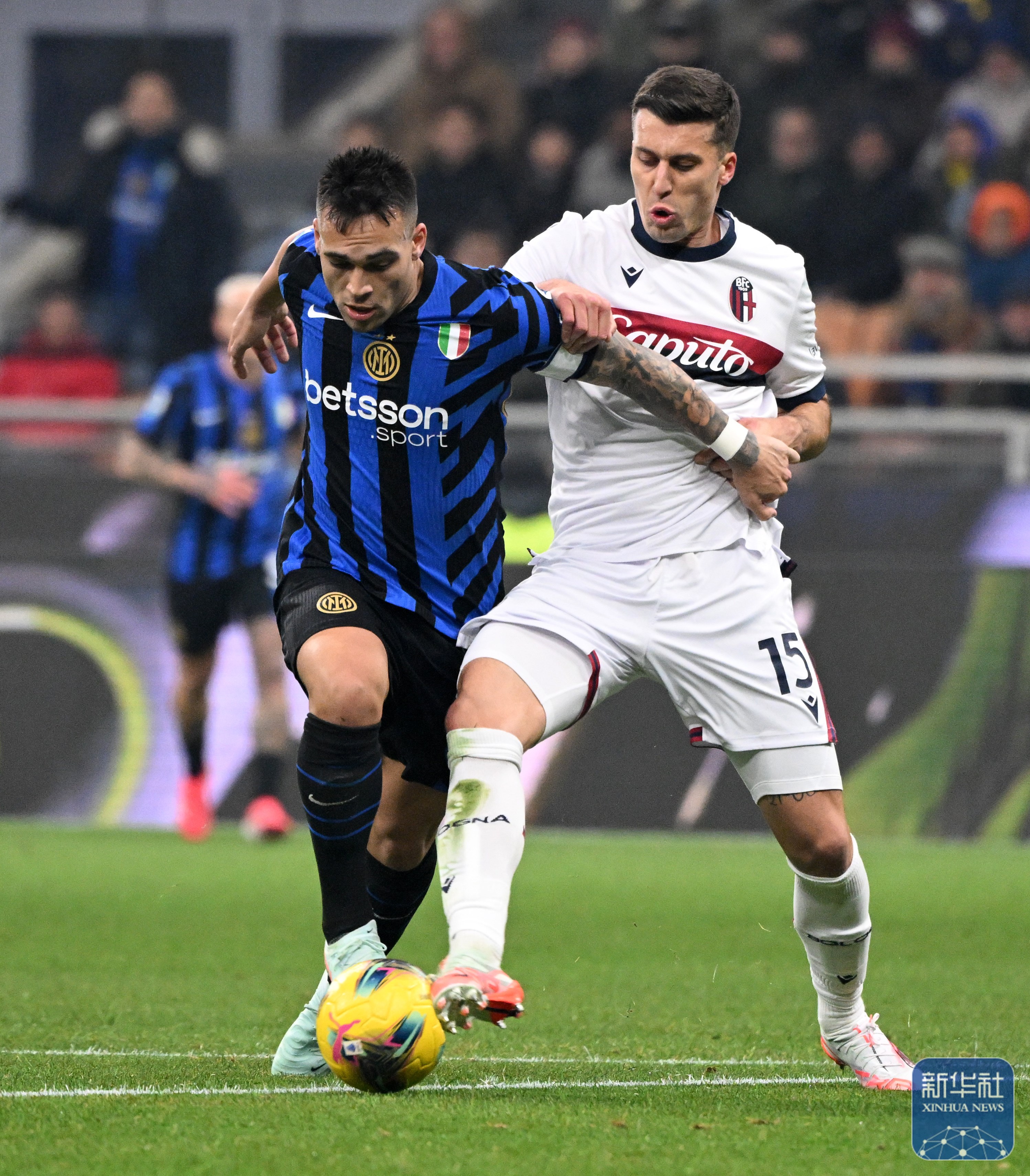 那不勒斯意甲击败博洛尼亚克瓦拉茨赫利亚远射命中的简单介绍